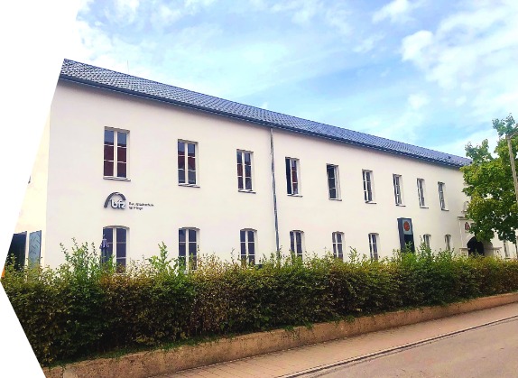 Frontale Ansicht der bfz Berufsfachschule für Pflege und Altenpflegehilfe in Neumarkt